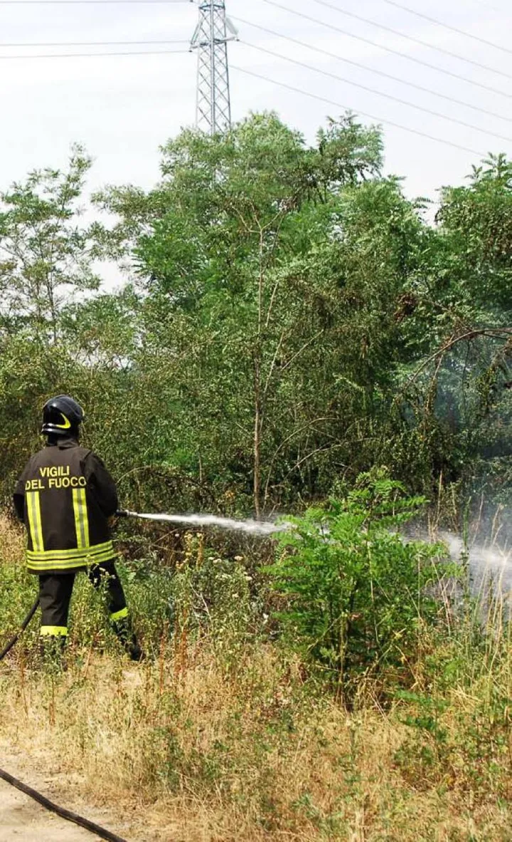 Pompieri in azione per spegnere un maxi-incendio divampato in un campo coltivato a orzo anche grazie al clima particolarmente secco