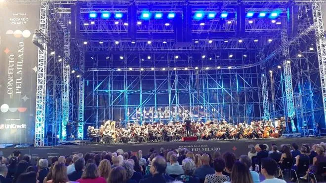 Il concerto della Filarmonica della Scala diretta da Riccardo Chailly  in piazza Duomo a Milano, 12 giugno 2022.
ANSA/Bianca Maria Manfredi