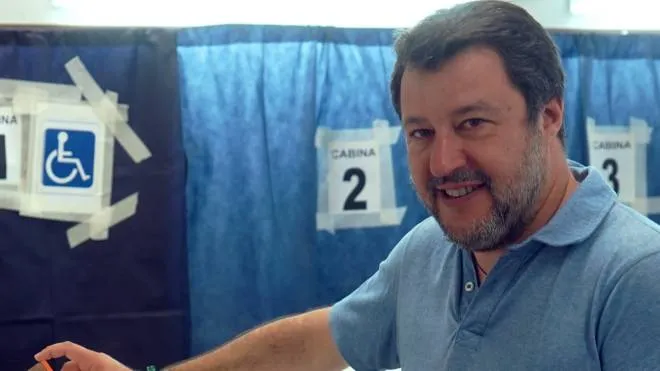Il leader della Lega, Matteo Salvini, 49 anni, mentre vota al referendum