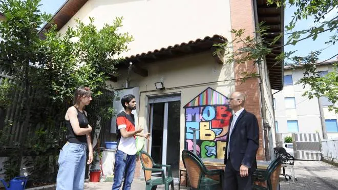 L’educatrice Anna Zanolla, Zahid Malik, tutor volontario, e il sindaco Fabio Bottero davanti alla casa sequestrata alla mafia