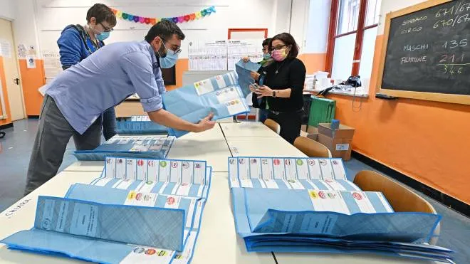 Chiusura delle votazioni e inizio dello spoglio presso il seggio di via Le Chiuse, Torino, 4 ottobre 2021. ANSA/ALESSANDRO DI MARCO
