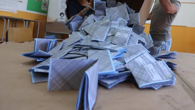 Lo spoglio delle schede per le elezioni comunali, i candidati a sindaco e al Consiglio comunale  nella scuola Bonanno Mantegna a Palermo, 13 Giugno 2020. ANSA / IGOR PETYX