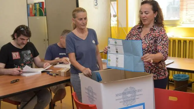 Le operazioni di scrutinio in un seggio di San Donato, al ballottaggio a fine mese