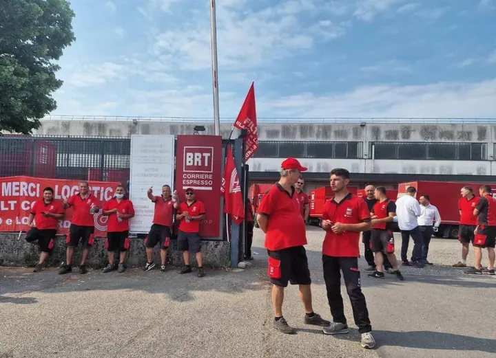 I dipendenti della Bartolini, azienda di spedizioni, in sciopero per i contratti