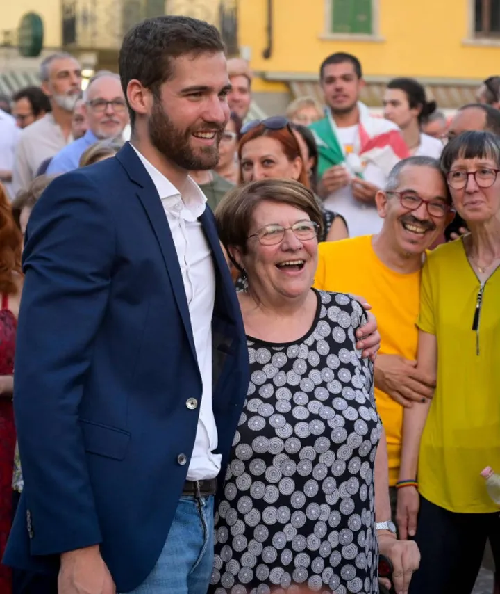 Andrea Furegato, 25 anni festeggiato dai suoi sostenitori lunedì sera in piazza Castello