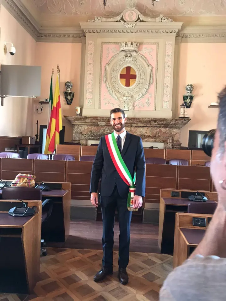 Ieri Andrea Furegato ha indossato la fascia tricolore a Palazzo Broletto Oggi parteciperà al convegno veterinario alla facoltà della Statale