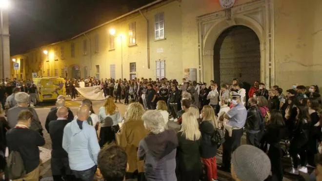 Un incontro a Vimercate per ricordare Simone Stucchi la sera dopo l’omicidio A destra il primo cittadino di Pessano Alberto Villa