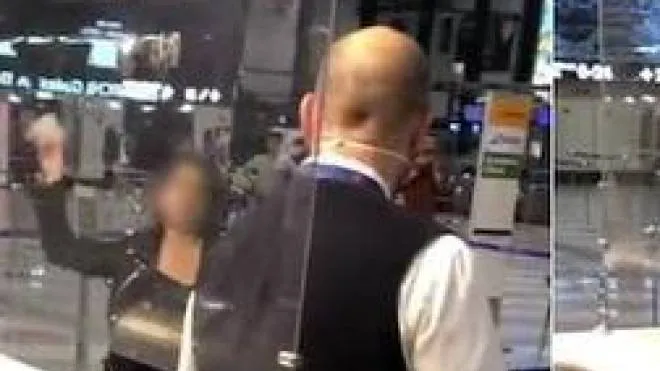 A sinistra il video della passeggera che ha lanciato le scarpe contro un addetto a Malpensa In alto passeggeri in coda all’aeroporto di Milano Linate