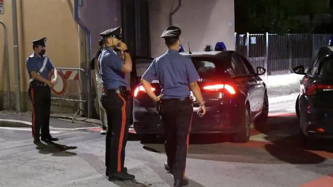 I carabinieri hanno inseguito e bloccato i due ragazzi che avevano partecipato a una violenta rissa, per poi accanirsi su un giovane rubandogli telefono e collana