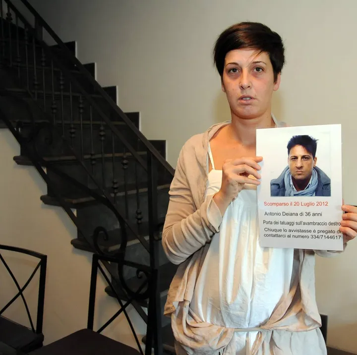 Antonella Deiana mostra la foto del fratello scomparso e poi trovato ucciso
