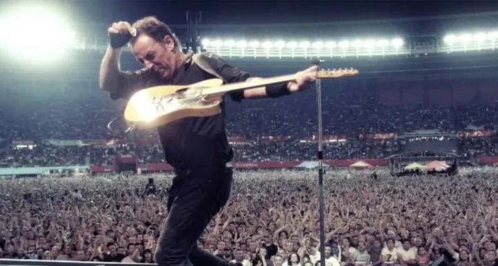 Bruce Springsteen in concerto attira migliaia di spettatori ai suoi show