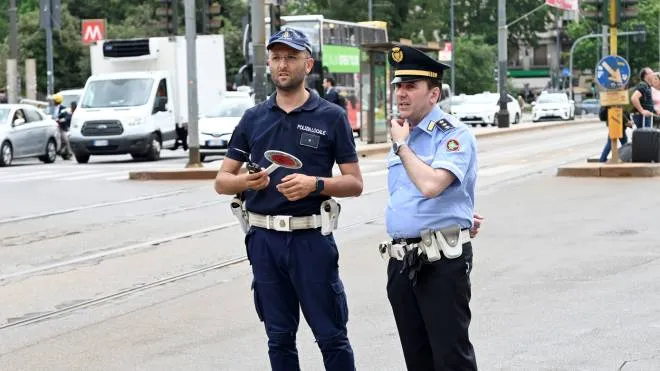 Sono intervenuti gli agenti della polizia locale di Milano Al vaglio testimonianze e filmati