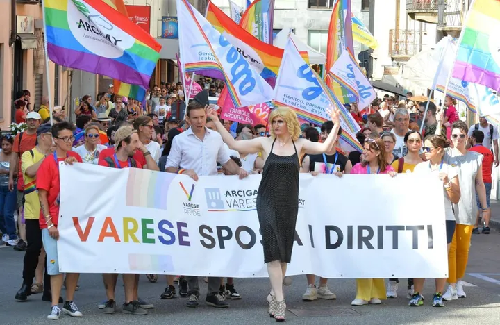 Un momento dell’imponente sfilata arcobaleno organizzata nelle vie di Varese