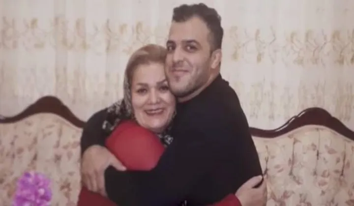 Iman, un simbolo di riscatto, in una foto con la mamma: il giovane ha dovuto lasciare l’Iran