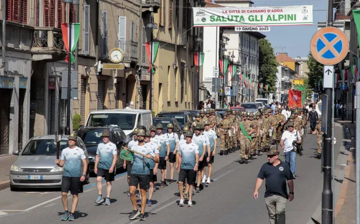 Festa per i 150 anni della fondazione: gli staffettisti della Ventimiglia Trieste hano aperto il corteo degli alpini sulla strada principale della città