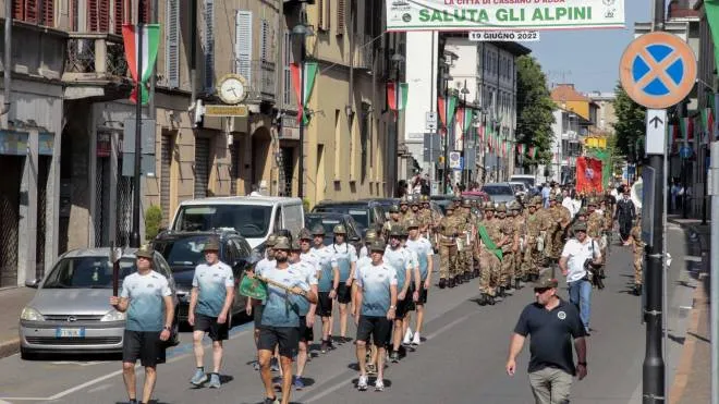 Festa per i 150 anni della fondazione: gli staffettisti della Ventimiglia Trieste hano aperto il corteo degli alpini sulla strada principale della città