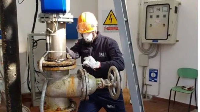 Un addetto di Sal mentre opera sulle tubature dell'impianto idrico