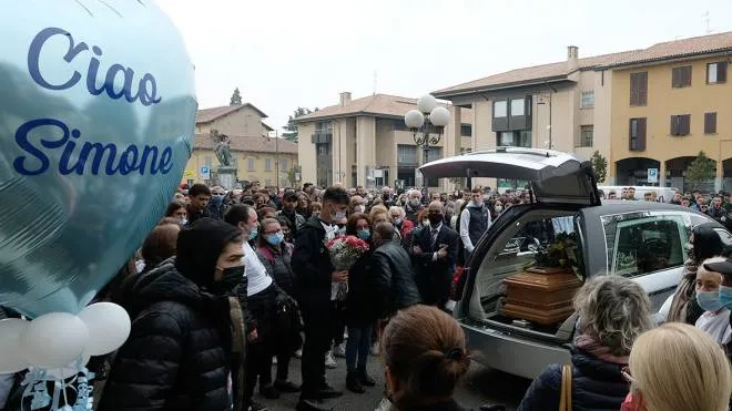 La manifestazione organizzata per la morte di Simone Stucchi