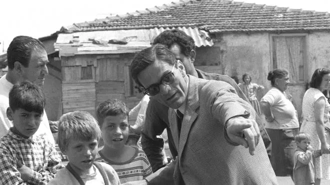 Pier Paolo Pasolini regista durante le riprese del film “Accattone” A lui è dedicata la rassegna cinematografica ospitata a Villa Camperio