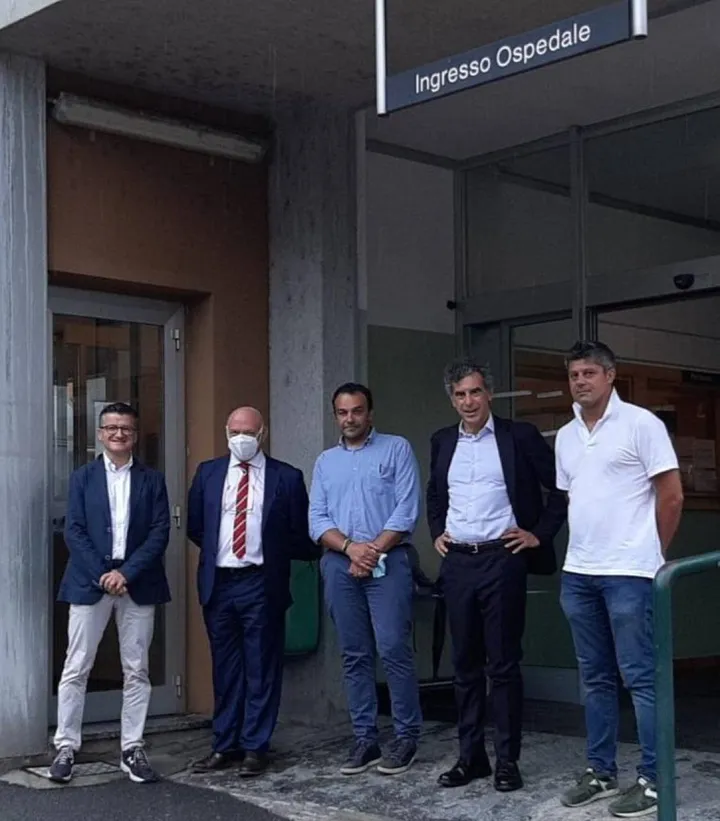 Secondo da destra, il direttore generale Welfare della Regione Giovanni Pavesi a Chiavenna