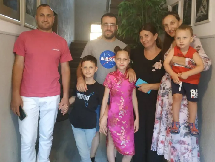I due lissonesi con la famiglia ucraina accolta allo scoppio della guerra. Da luglio i profughi dovranno cercare un’altra sistemazione
