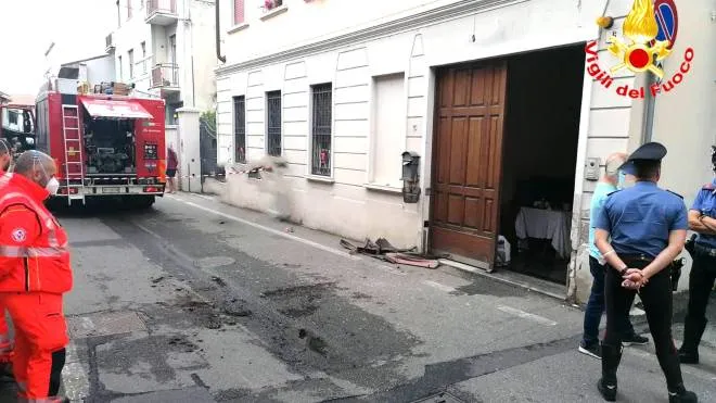 Una donna � morta nell'incendio della sua abitazione, questo pomeriggio a Gallarate (Varese), frazione Arnate. L'allarme � scattato intorno alle 16. Sul posto sono intervenuti i vigili del fuoco e i soccorritori del 118, ma quando sono riusciti ad entrare nell'appartamento, per la donna non c'� stato niente da fare. ANSA/US VIGILI DEL FUOCO +++ NO SALES, EDITORIAL USE ONLY ++++