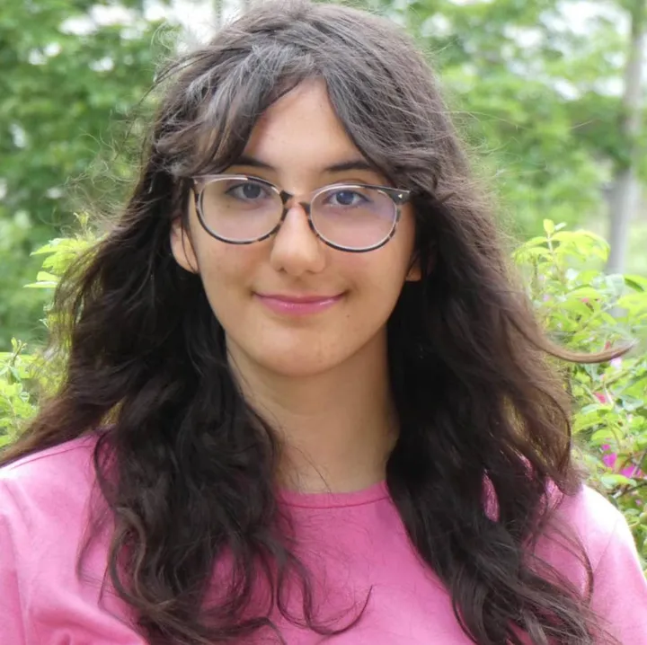 Vera Carucci 16 anni, promossa verso la quarta liceo classico allo Zucchi di Monza, finalista al concorso letterario Premio Chiara Giovani, edizione 2022, insieme ad altri 31 candidati
