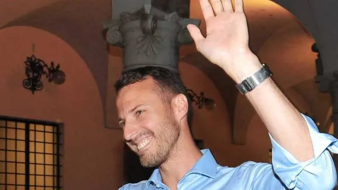 Fabio Bergamaschi, 37 anni, laureato in Giurisprudenza, festeggia la vittoria