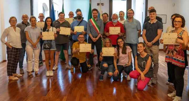 Foto di gruppo per il sindaco Alberto Rossi e i 32 volontari