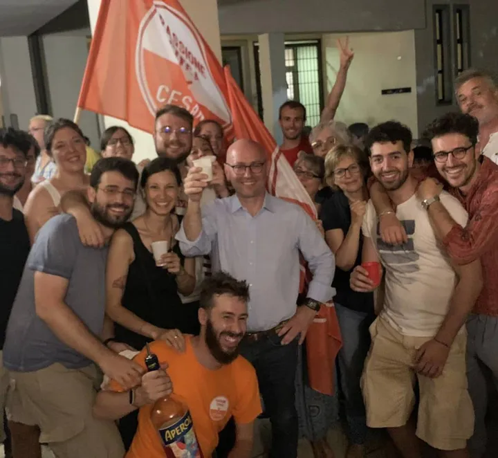 Il neo sindaco di centrosinistra Gianpiero Bocca festeggia la vittoria