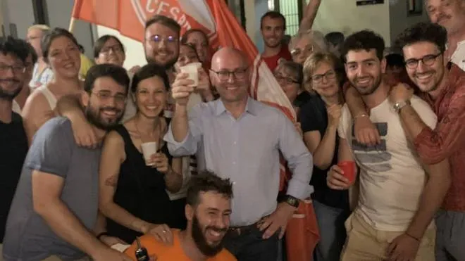 Il neo sindaco di centrosinistra Gianpiero Bocca festeggia la vittoria