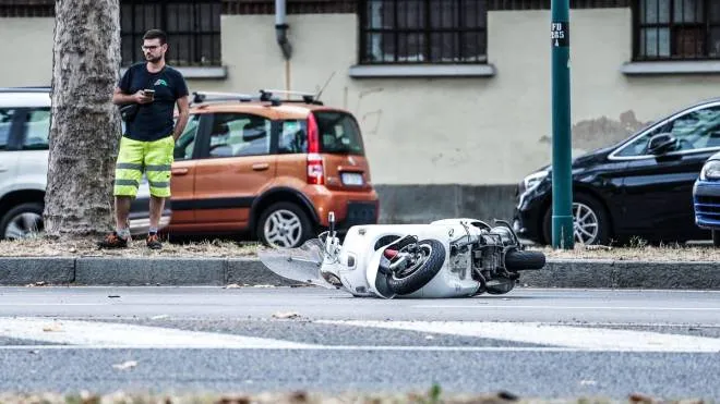 Incidente mortale in corso Galileo Ferraris a Torino nel pomeriggio del 28 giugno 2022. Secondo le prime ricostruzioni una Vespa si � scontrata contro un'ambulanza che viaggiava con le sirene accese. ANSA/JESSICA PASQUALON