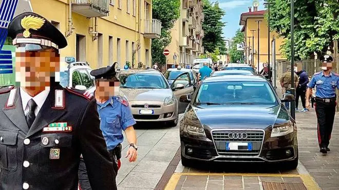 L’aggressione è avvenuta martedì pomeriggio in strada nel quartiere Lazzaretto Alla scena hanno assistito due carabinieri