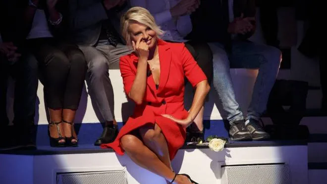 Maria De Filippi durante la la trasmissione televisiva "C'è posta per te" in onda su Canale 5, Roma, 3 gennaio 2018.   ANSA/Ufficio Stampa Redcommunications    +++ ANSA PROVIDES ACCESS TO THIS HANDOUT PHOTO TO BE USED SOLELY TO ILLUSTRATE NEWS REPORTING OR COMMENTARY ON THE FACTS OR EVENTS DEPICTED IN THIS IMAGE; NO ARCHIVING; NO LICENSING +++