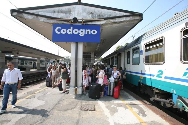 Viaggiatori in attesa dei treni alla stazione di Codogno