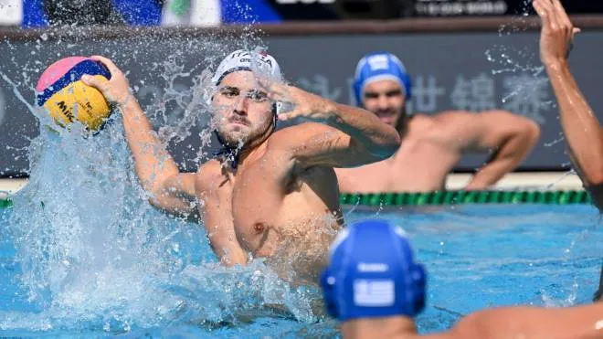 epa10045964 Giacomo Cannella of Italy (L) in action during the Men's water polo semi final match Italy vs Greece at the 19th FINA World Aquatics Championships in Hajos Alfred National Sports Swimming Pool in Budapest, Hungary, 01 July 2022.  EPA/Tibor Illyes HUNGARY OUT