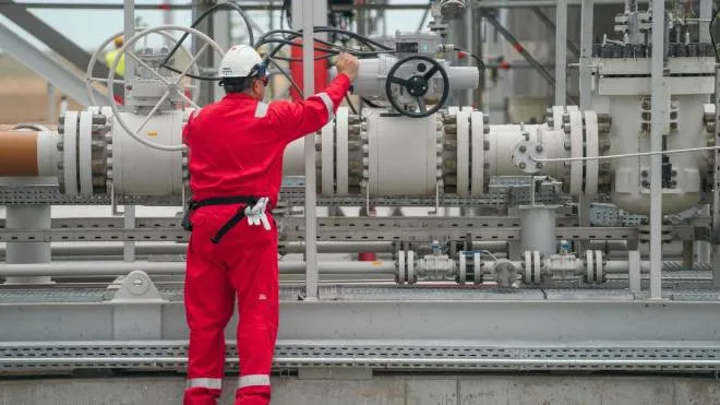 A worker does routine checks during a press tour at the opening of a gas processing plant using the rich gas resources from the Black Sea, on June 28, 2022 in Vadu, Romania. - The EU looks to reduce its dependency on Russian gas after Moscow's invasion of Ukraine. An exception within the EU, Romania has significant reserves but must turn to Russia in winter to cover around 20 percent of its gas needs. (Photo by Andrei PUNGOVSCHI / AFP)