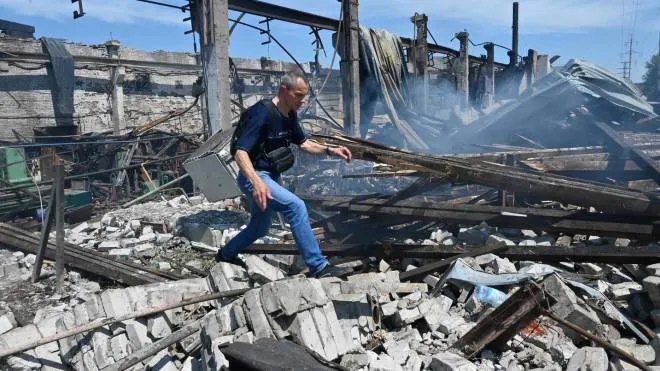A man walks through the rubble of destroyed building at Mashgidroprivod plant, after a Russian missile attack in Kharkiv on June 29, 2022 amid the Russian invasion of Ukraine. - The plant produces parts for agricultural machinery and machines for public utilities. (Photo by SERGEY BOBOK / AFP)