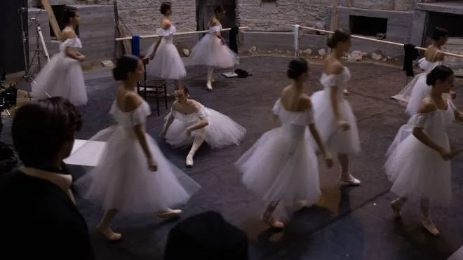 Il regista Marco Zuin con Mara Moschini sul set di “Edith una ballerina all’inferno“