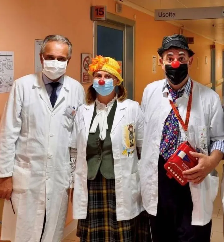 Il direttore sanitario Antonino Cannistrà con i volontari di Cuore Clown Odv che hanno girato tutti i reparti dell’Istituto