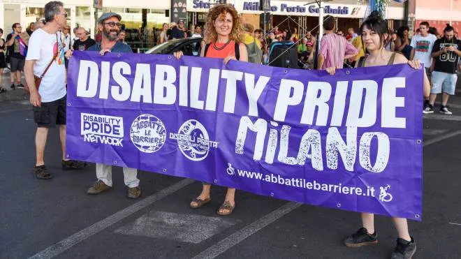 Alcuni dei partecipanti al corteo Disability pride a Milano