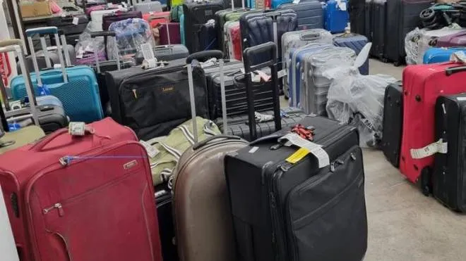Una delle fotografie dei bagagli ammassati scattate dal sindacato Usb