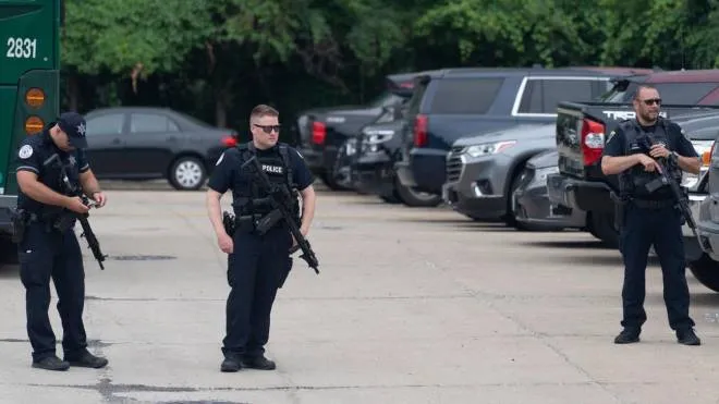 Officers guard the scene of the Fourth of July parade shooting in Highland Park, Illinois on July 4, 2022. - A shooter opened fire Monday during a parade to mark US Independence Day in the state of Illinois, killing at least six people, officials said.
"At this time, two dozen people have been transported to Highland Park hospital. Six are confirmed deceased," Commander Chris O'Neil of the city's police told journalists.
The suspected shooter, who is still at large, has been described as a white male aged 18-20 with longer black hair, O'Neil said. (Photo by Youngrae Kim / AFP)