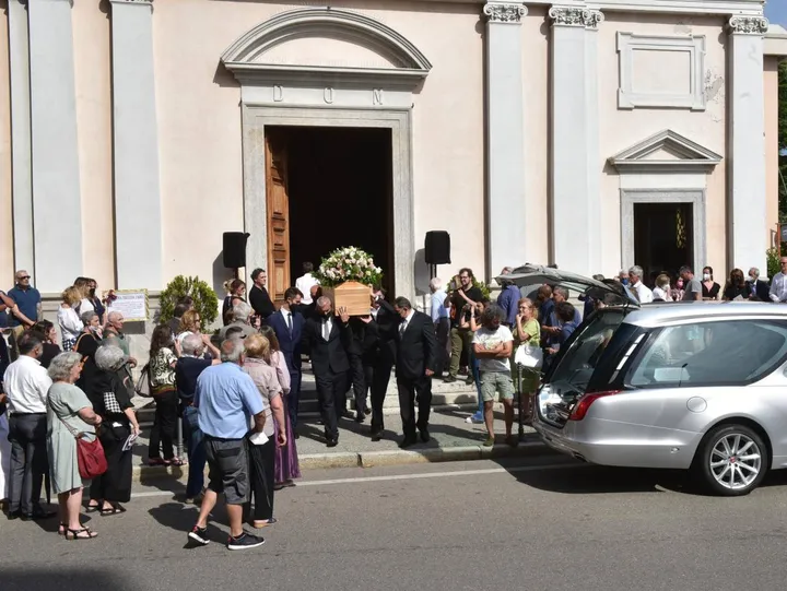 Folla a Gallarate ai funerali di Luciana Zaro