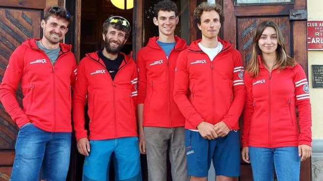 Un momento della toccante cerimonia di consegna dei nuovi “maglioni rossi“ ad altrettanti alpinisti della famiglia dei Ragni di Lecco