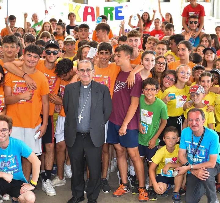 I bambini di quattro oratori del Legnanese. ieri hanno ricevuto la visita del vescovo Mario Delpini. Una. tradizione consolidata che si ripete ogni estate