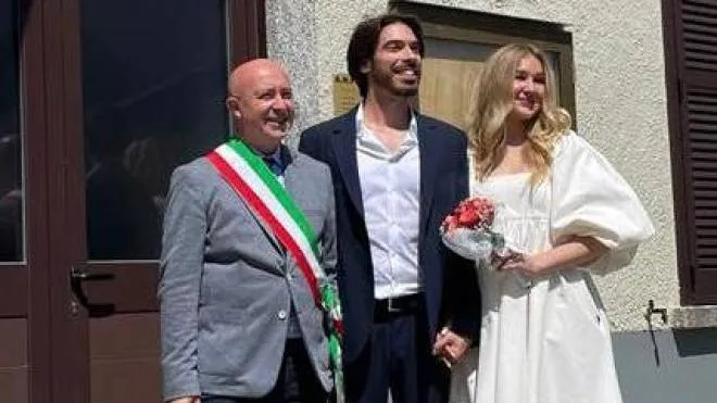 Il sindaco Dario Pesenti con gli sposi