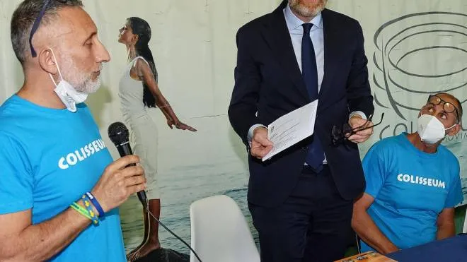 La conferenza stampa per la piscina gestita dalla cooperativa Colisseum con il sindaco Alessandro Rapinese