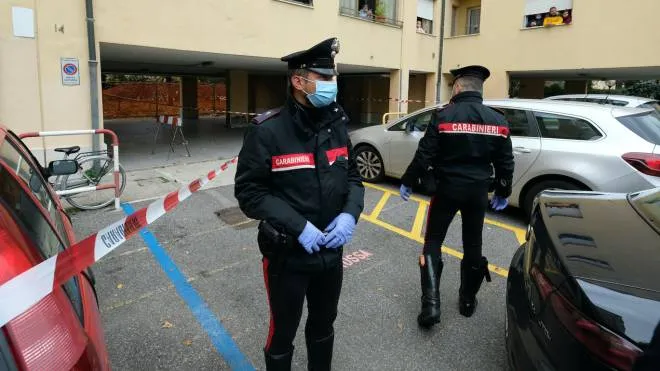 I carabinieri sul luogo del delitto fra i palazzoni del quartiere periferico di San Rocco a Monza