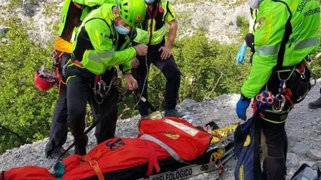 Le non facili operazioni di recupero del corpo senza vita di Fausto Maglia morto sulle montagne in Valle Spluga